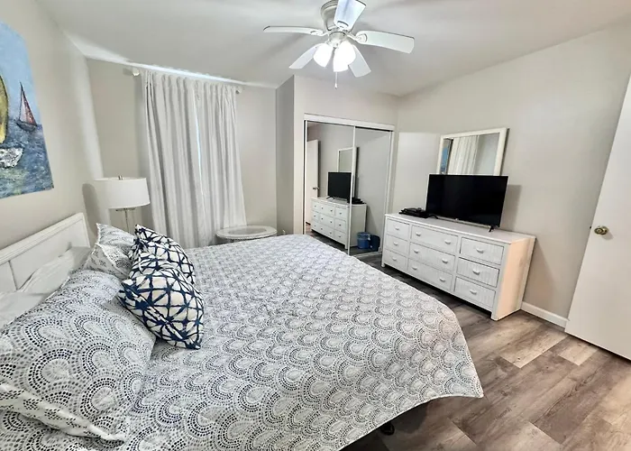 Holiday home Getaway! 2br | Pool | Walk To | Pet Friendly Gulf Shores