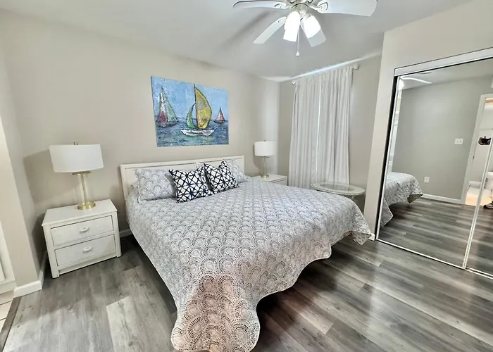 Holiday home Getaway! 2br | Pool | Walk To | Pet Friendly
