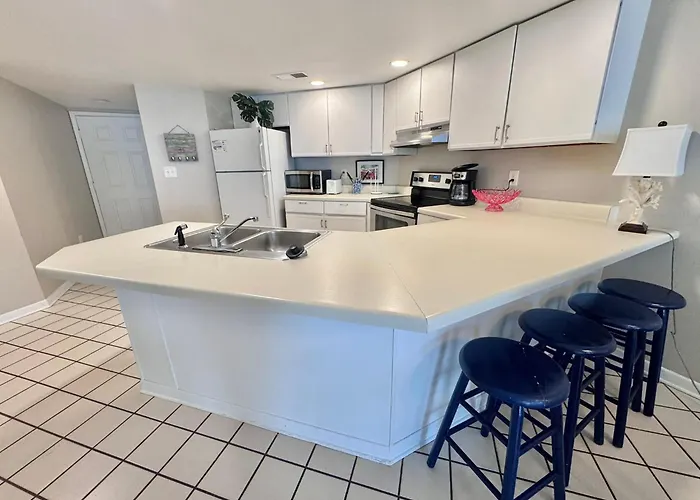 Getaway! 2br | Pool | Walk To | Pet Friendly