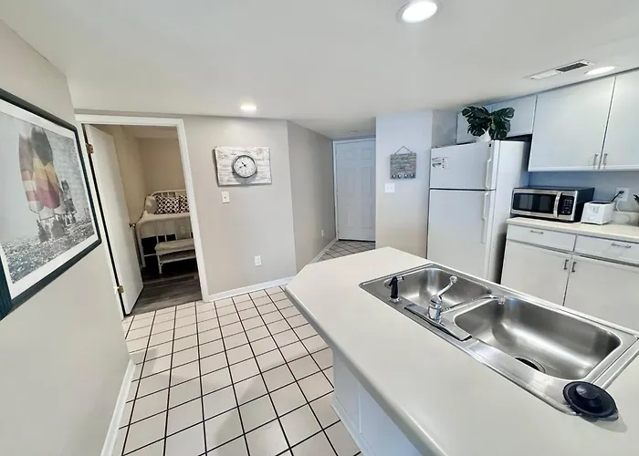 Getaway! 2br | Pool | Walk To | Pet Friendly Holiday home *