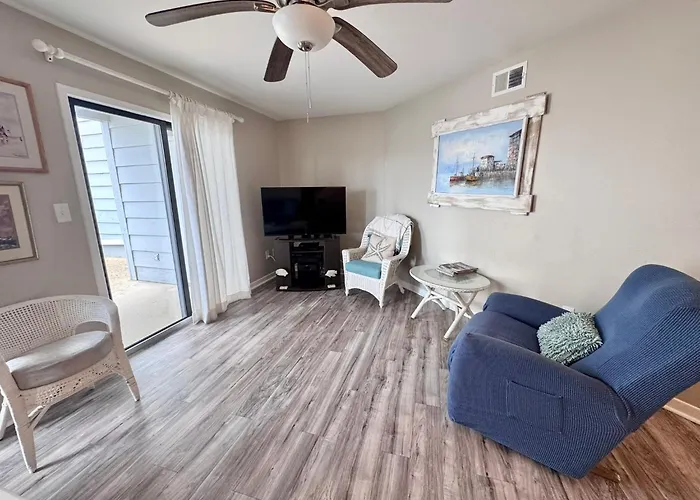 Holiday home Getaway! 2br | Pool | Walk To | Pet Friendly