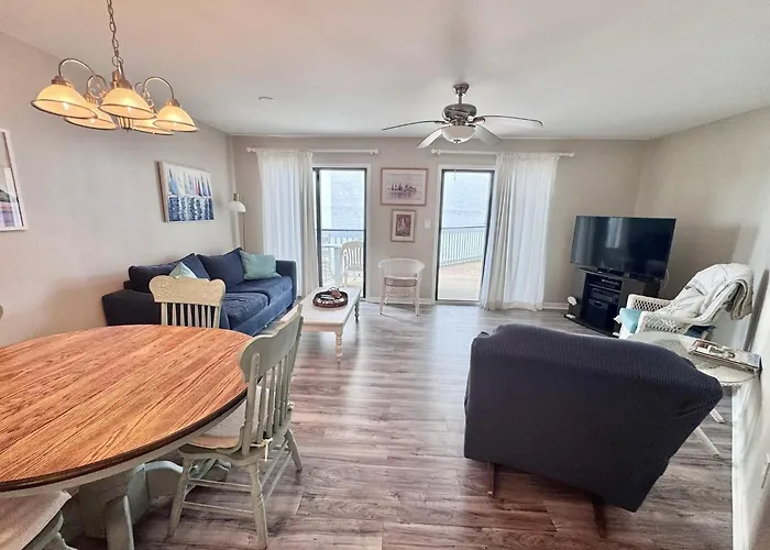 Holiday home Getaway! 2br | Pool | Walk To | Pet Friendly *