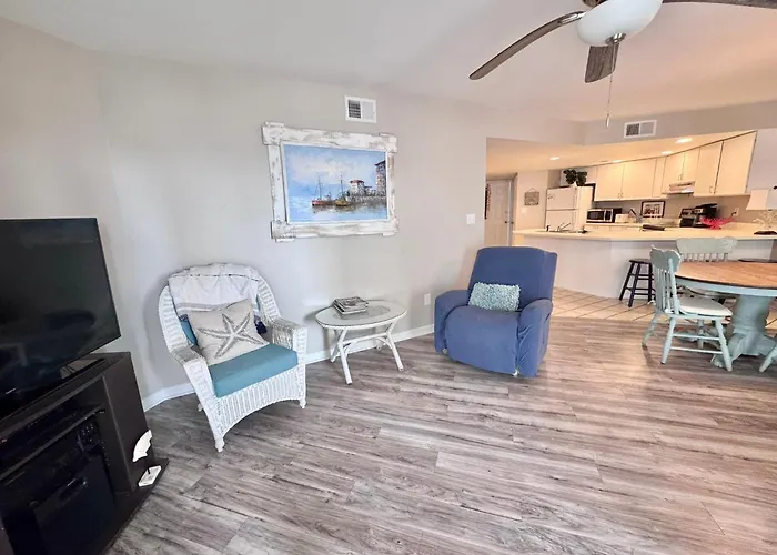 Holiday home Getaway! 2br | Pool | Walk To | Pet Friendly
