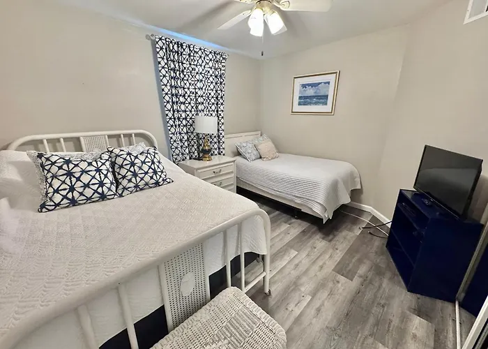 Holiday home Getaway! 2br | Pool | Walk To | Pet Friendly *