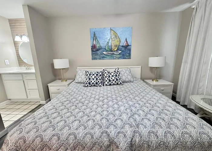 Getaway! 2br | Pool | Walk To | Pet Friendly Gulf Shores